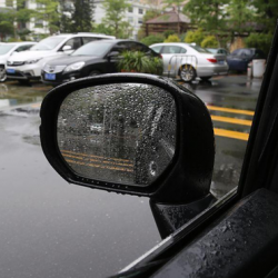 What to do if there is water in the rearview mirror on a rainy day